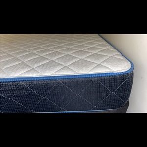 QUEEN SIZED BED FOR SALE !! AVAILABLE FOR PICK UP!